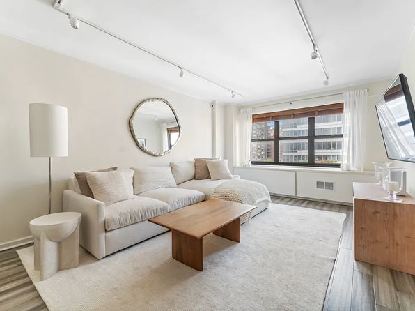 240 E 76th St APT 10M