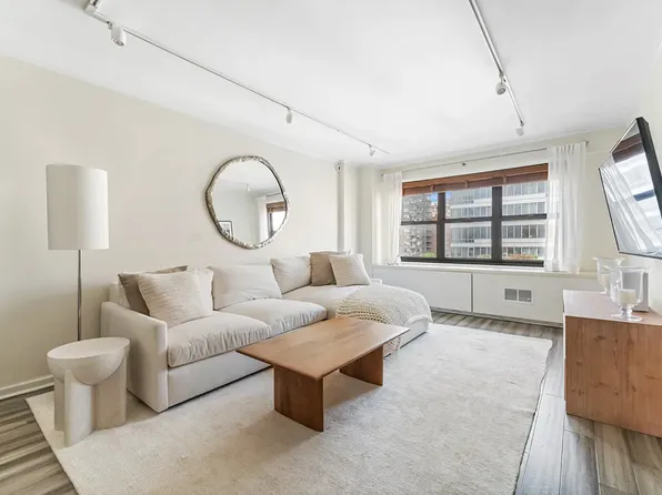 240 E 76th St APT 10M, New York, NY 10021