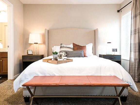 Large Main Bedroom with En-suite Bathroom & Closet