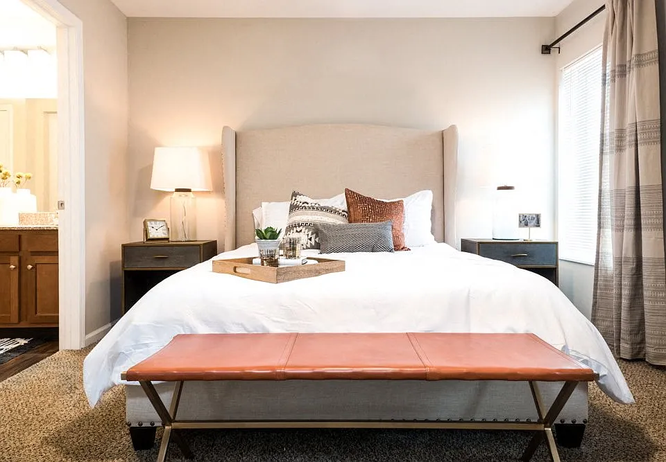Large Main Bedroom with En-suite Bathroom & Closet