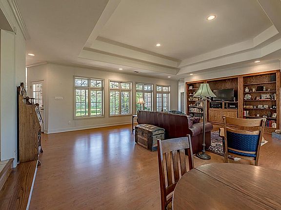 3rd image of 901 Ashburn Ave