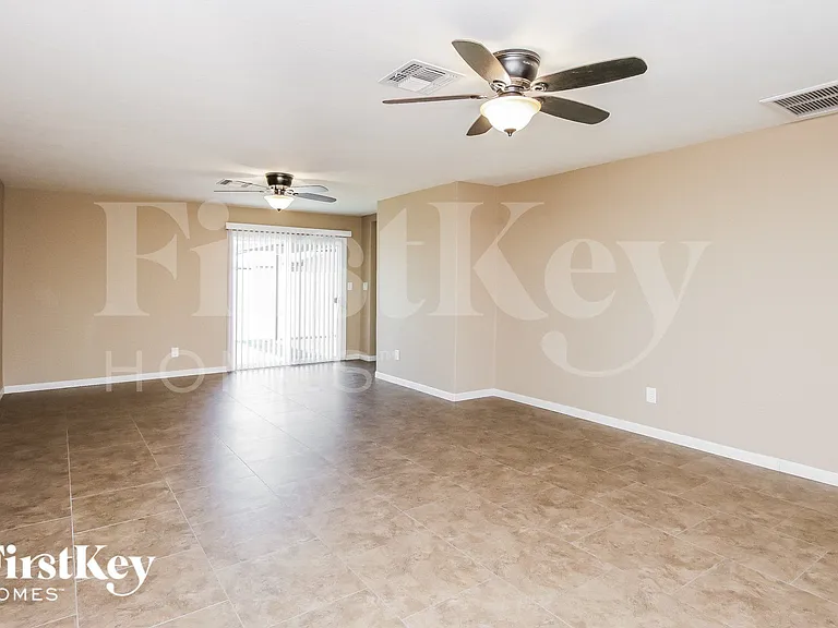 4716 S Kenwood Ln — Photo 5
