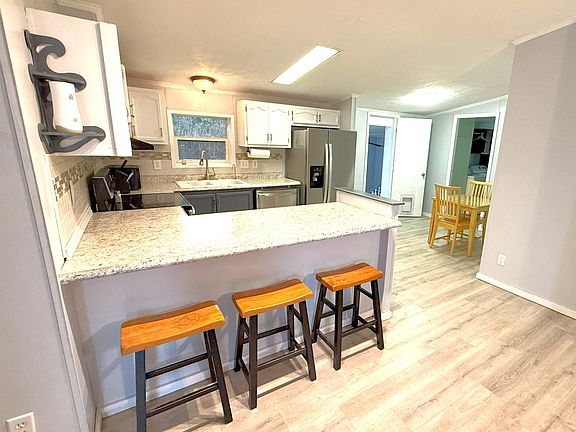 3rd image of 14 Tiffany Dr