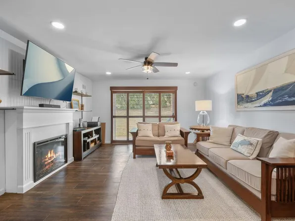 321 Park Hill DRIVE #B, Pewaukee, WI 53072