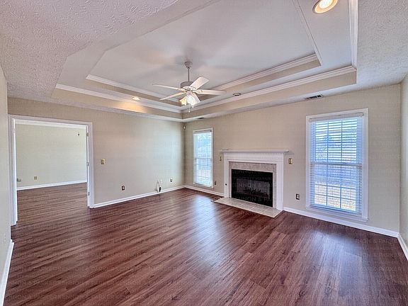 Living Room 17'4 x 13'11