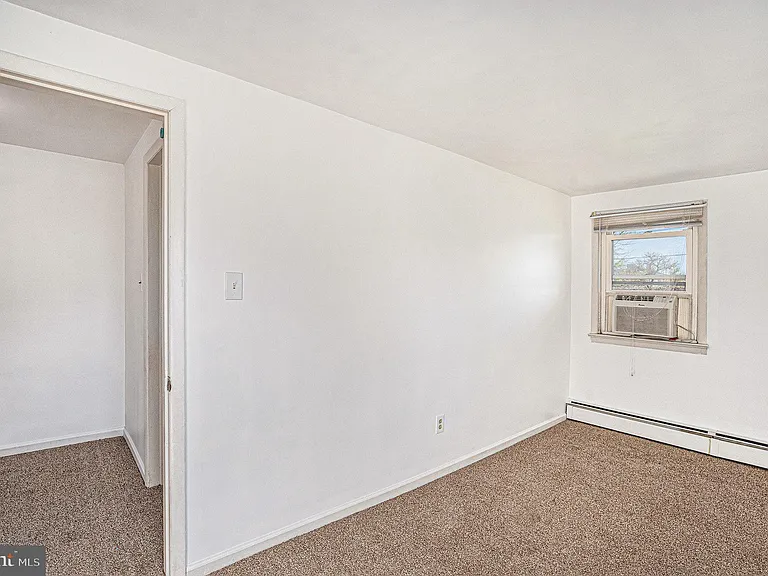 819 W 4th St — Photo 18