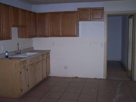 3rd image of 606 N Pleasant Woods Dr