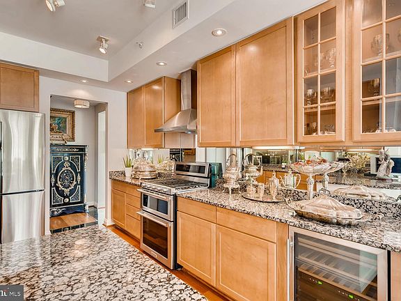5th image of 717 President St Unit 202