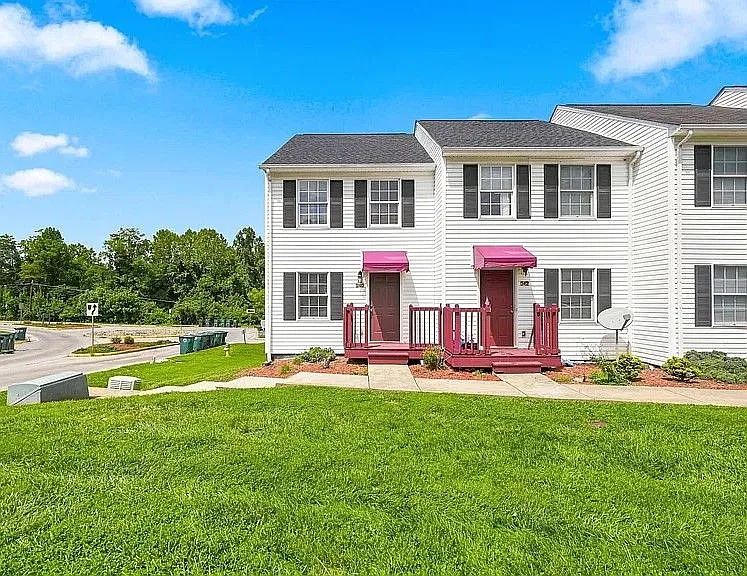 Beautifully updated end-unit home in the heart of Bristol, VA — Photo 1