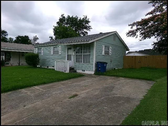 3 bed, 1.0 bath, 900 sqft, $995 — Photo 2