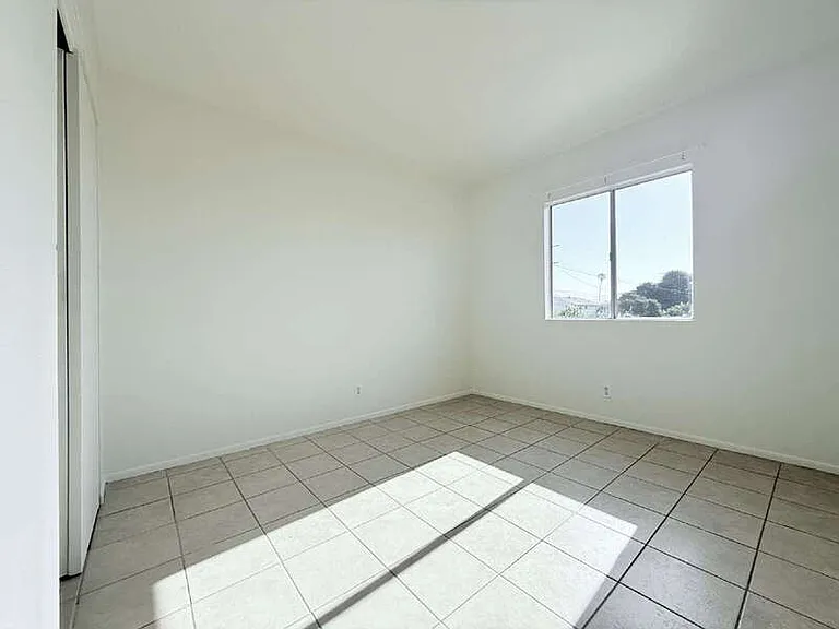 943 W 68th St #4 — Photo 18