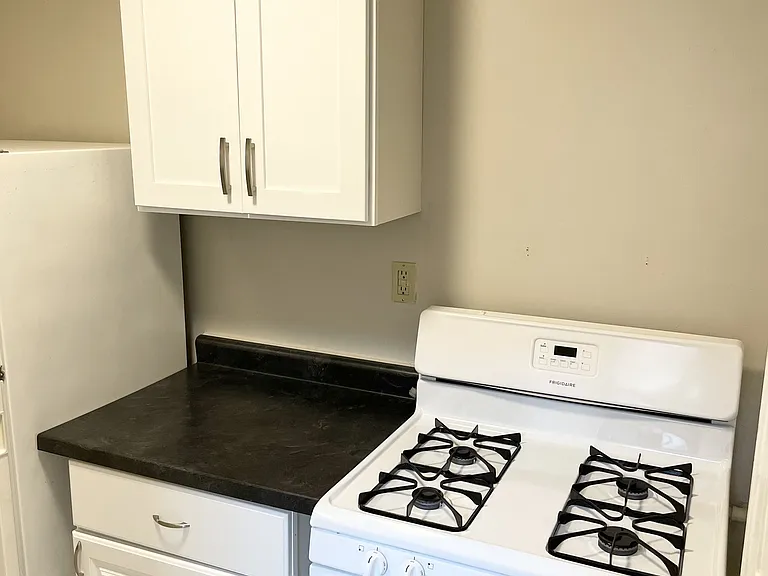 St. Clair Apartments — Photo 6