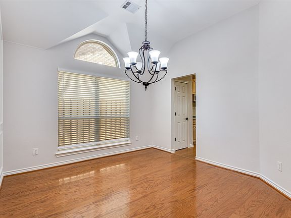 5th image of 3324 Woodberry Ln