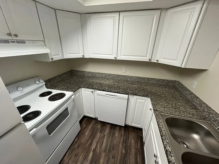 110 Stanford Dr — Photo 6