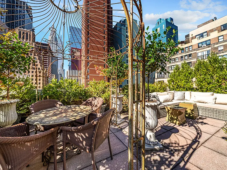 321 E 43rd St #Penthouse 2 — Photo 7
