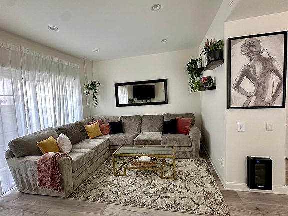 4th image of 11110 Camarillo St Unit 110