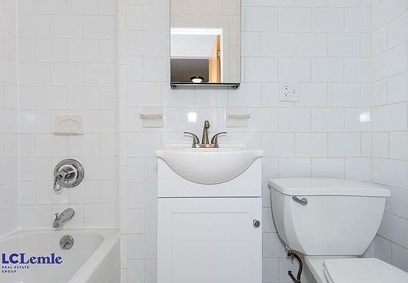 4th image of 305 E 78th St APT 4RW