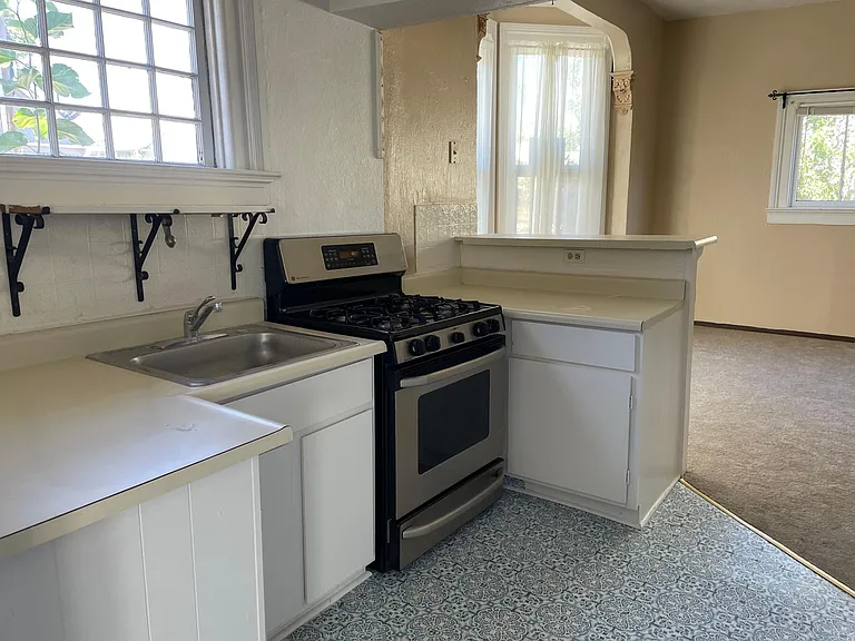 Kitchen (shows with oven range in place)