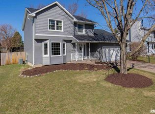 5220 Amesbury Dr, Davenport, IA 52807