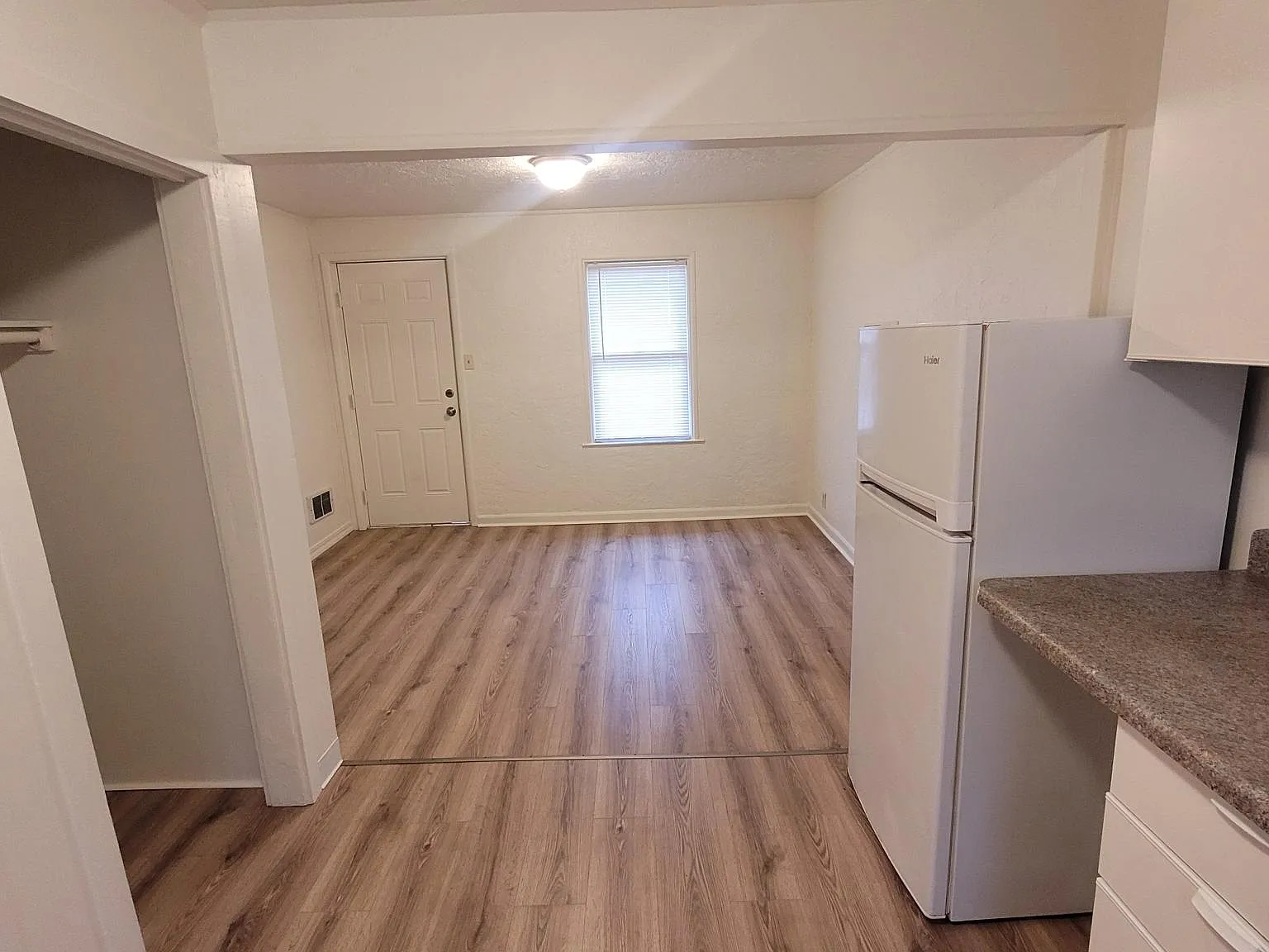 Studio, 400 sqft, $895 — Photo 2