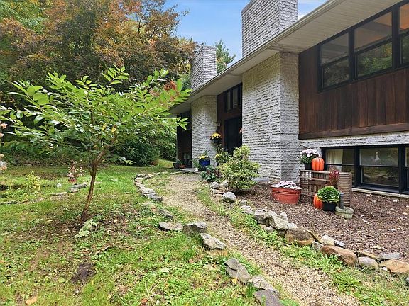 4th image of 822 Semmels Hill Rd