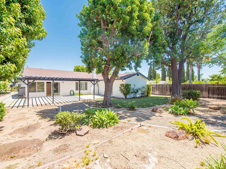 4395 Avenida De Las Flores — Photo 34