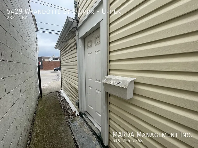 5429 Wyandotte St E #UPPER — Photo 15