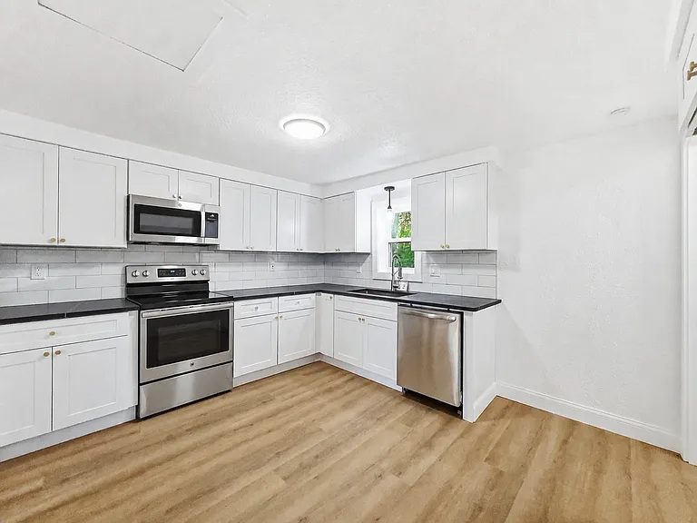 2124 Bernice Ave — Photo 2