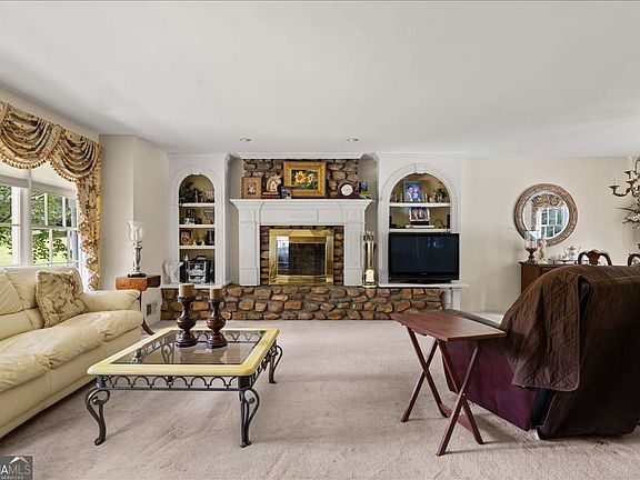 3rd image of 1033 Davenport Cir