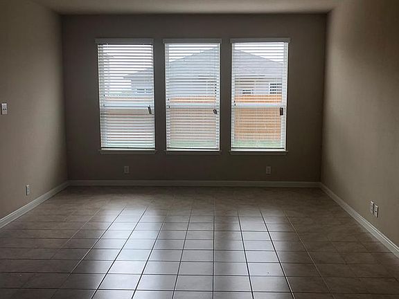 4th image of 478 Centinela St