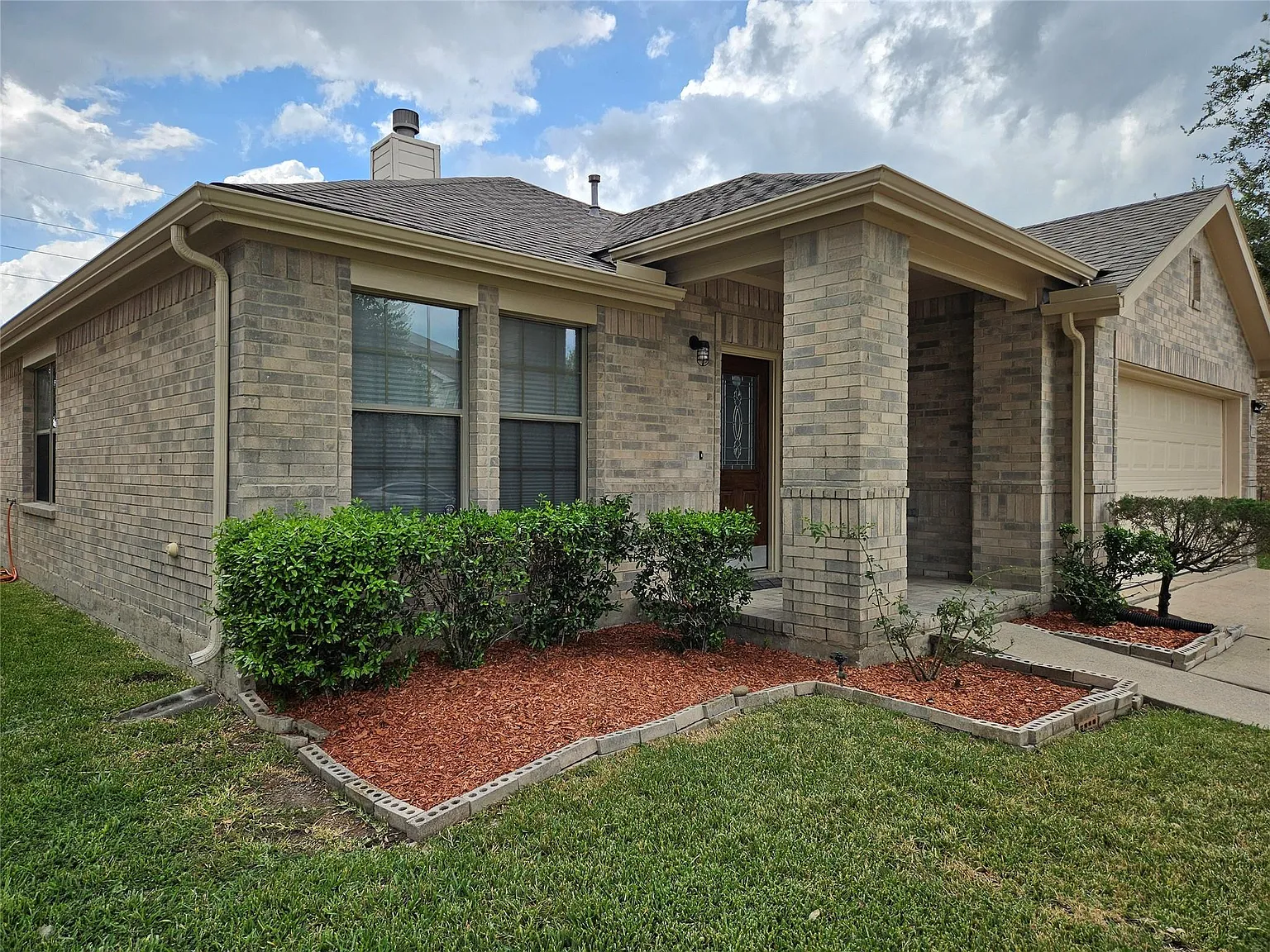 3 bed, 2.0 bath, 1884 sqft, $2,050 — Photo 3