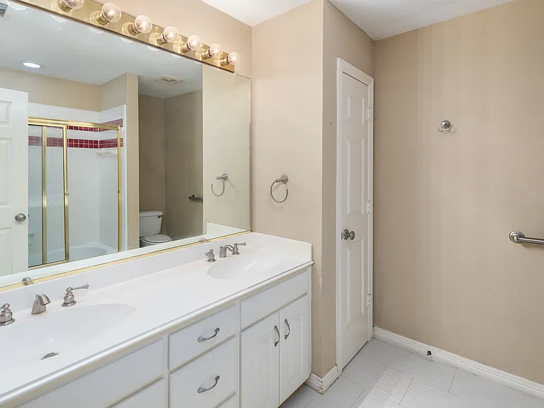 2700 Trophy Dr — Photo 2