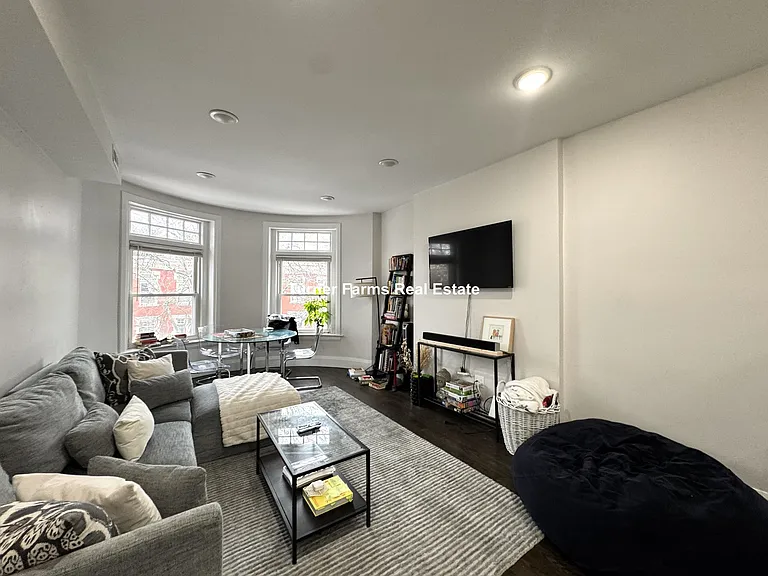7R Strathmore Rd #3R — Photo 2