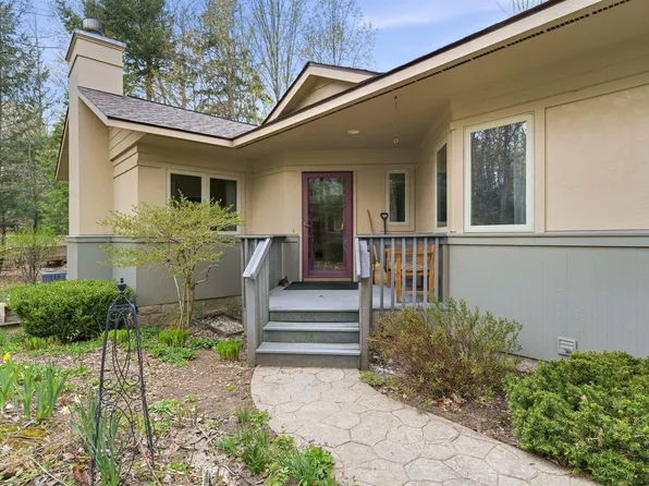 12055 S Woodwinds Cir APT 28, Traverse City, MI 49684