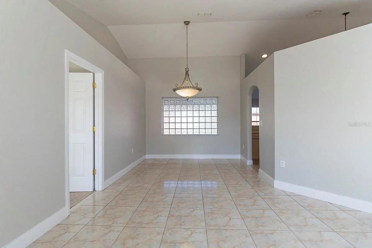 3 bed, 2.0 bath, 1613 sqft, $2,200 — Photo 3
