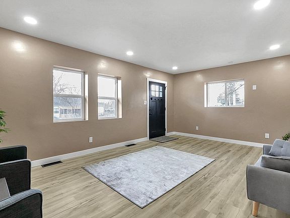 5th image of 909 Lawndale Ave