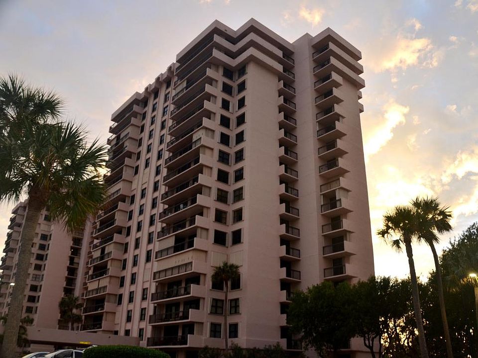 La Fontana Building Summer View