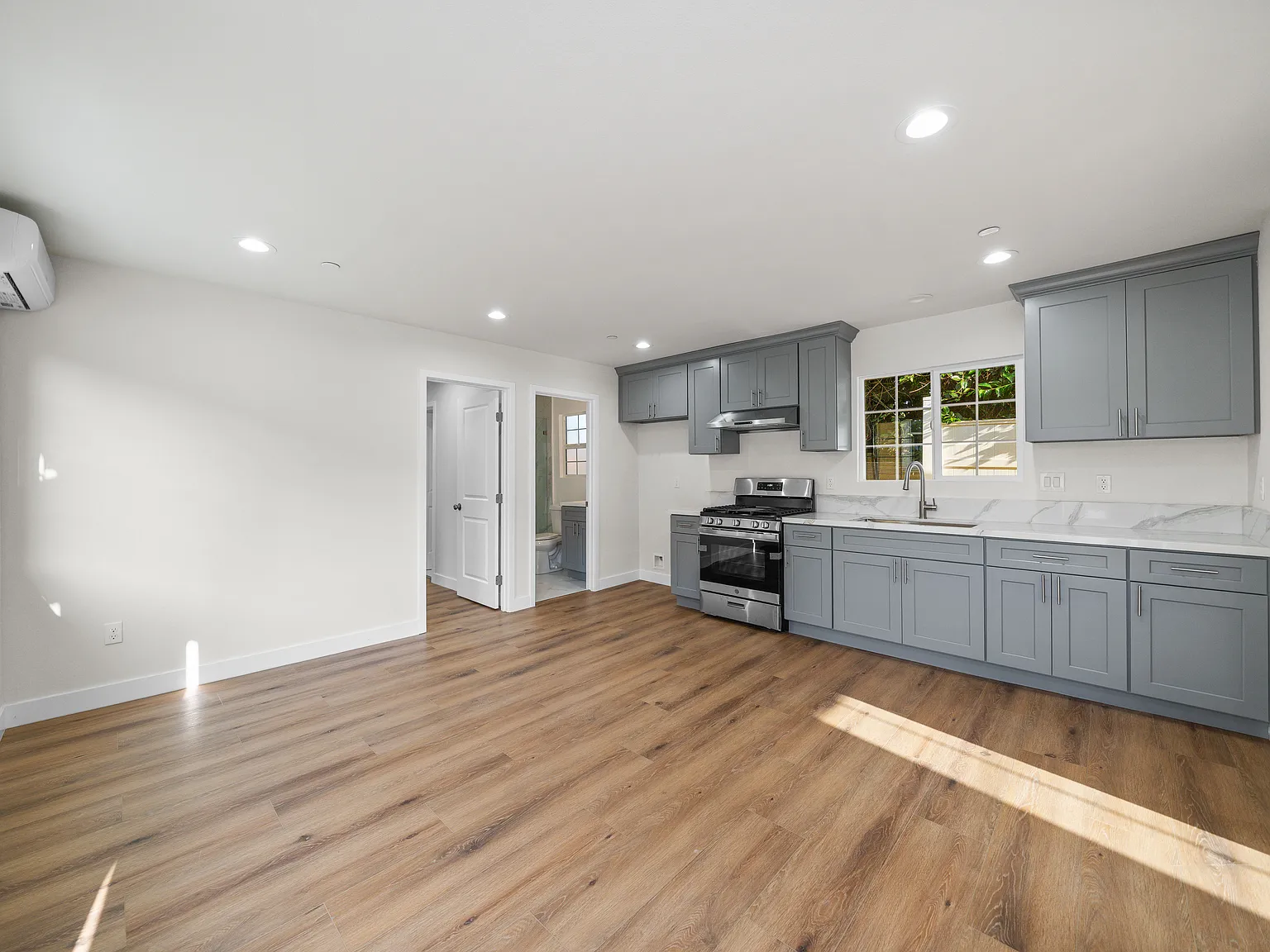 2 bed, 780 sqft, $3,000 — Photo 3