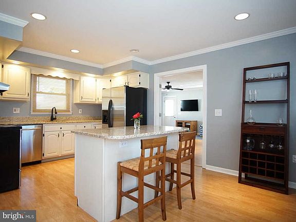 5th image of 1011 Mount Holly Dr
