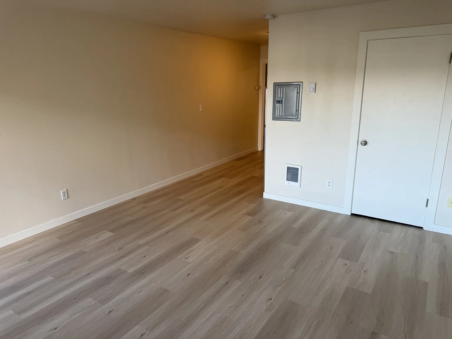 4760 22nd Ave NE — Photo 2