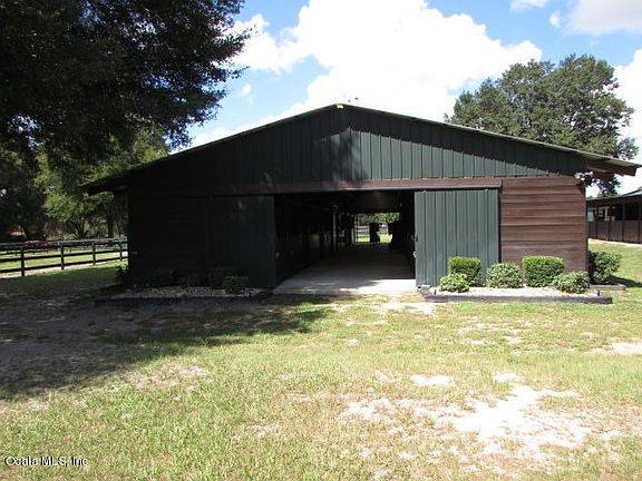 Center isle barn