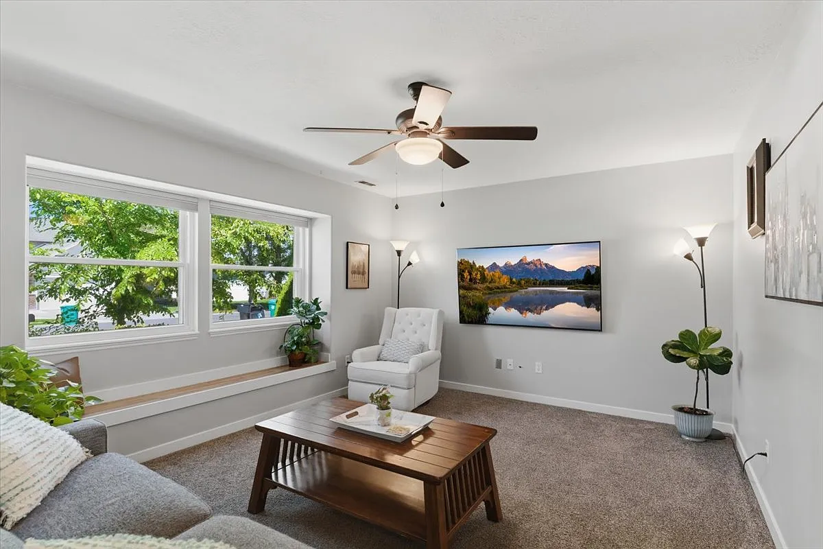 3 bed, 1176 sqft, $2,395 — Photo 3