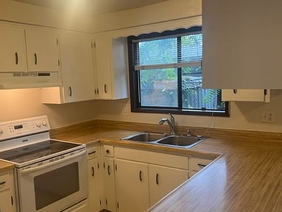 3rd image of 838 Bennett Ave #7