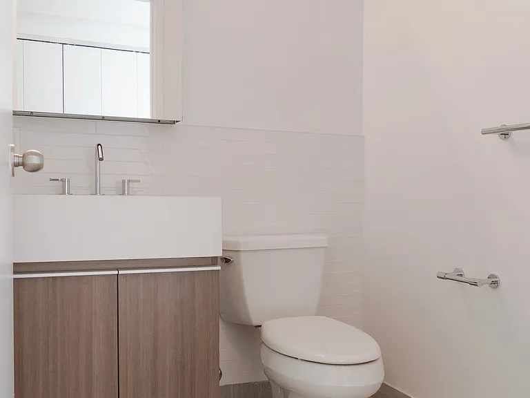 150 E 44th St #29C — Photo 10