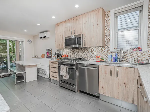 33 Manhattan Court image 18 of 32