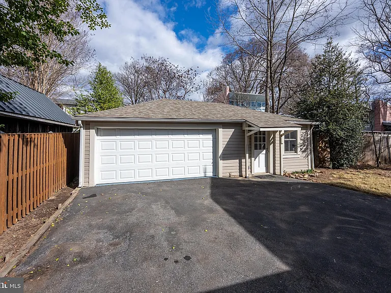 2201 Salisbury Rd — Photo 25