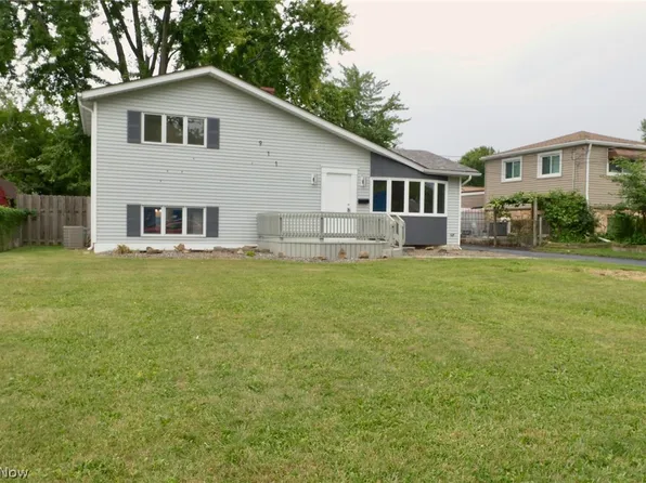911 West Dr, Sheffield Lake, OH 44054