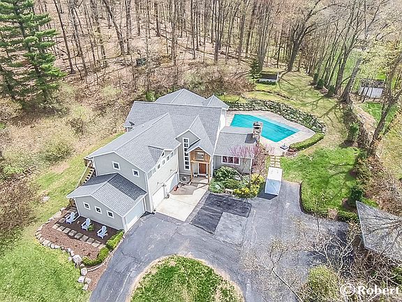 2nd image of 749 Grand River Dr NE