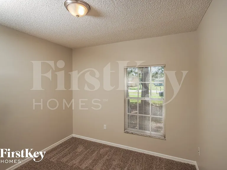 1155 Schumann Dr — Photo 9