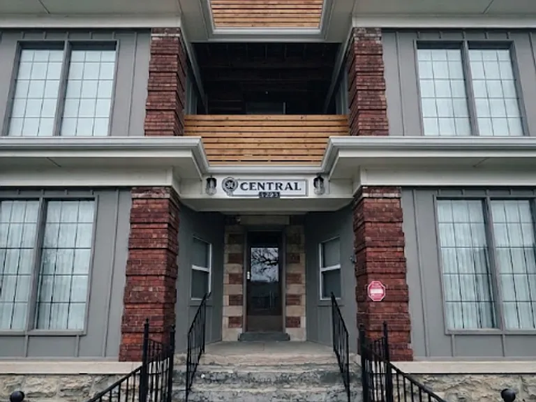 3227 Central St — Photo 1